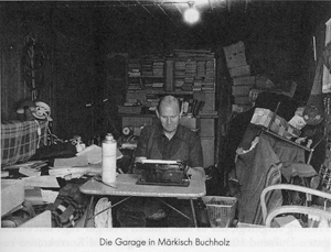 Franz Fühmann in seiner Garage im Märkischen Buchholz