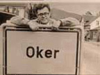 Eugen Oker hinter dem Ortsschild von Oker