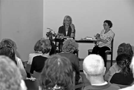 Fee Czisch diskutiert mit dem Publikum über ihr Buch