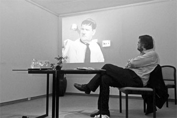 Sven Hanuschek - Laurel & Hardy mit Filmausschnitt im Hintergrund